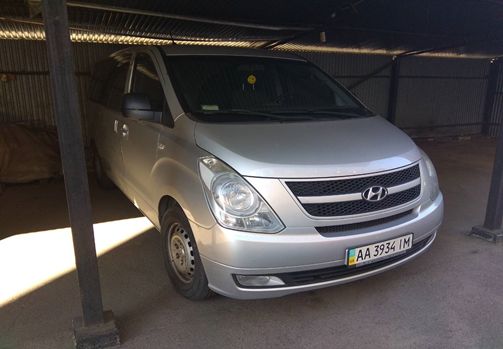 Легковий пасажирський  - В автомобіль HYUNDAI H1, державний номер АА3934ІМ, 2008 року випуску, об’єм двигуна 2497 см. куб.