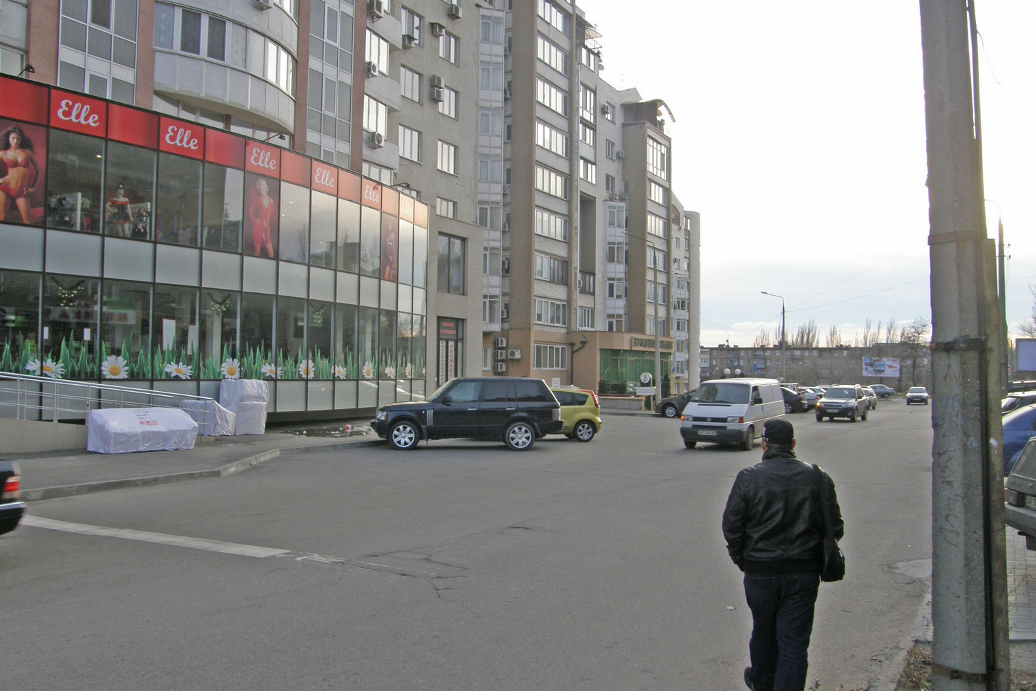 Нерухоме майно - нежитлове приміщення підвалу, першого та другого поверхів,комерційна нерухомість,   загальною площею - 920,2 кв.м.,  що знаходиться за адресою: Запорізька обл.,  м.Запоріжжя, вул. Гагаріна, буд. 5. приміщення 107