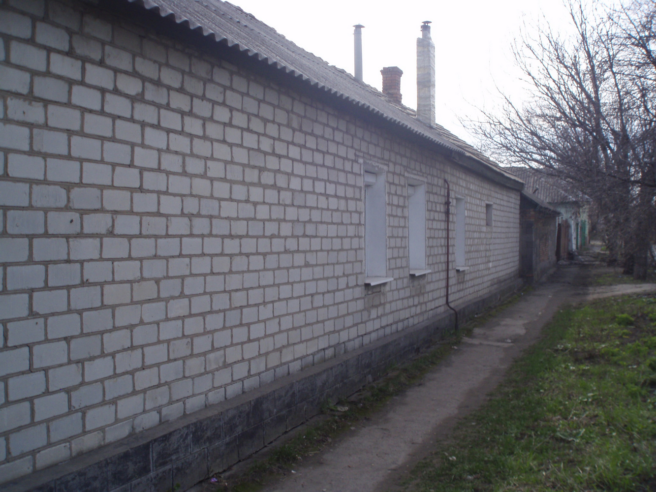 Житловий будинок з господарськими будівлями та спорудами, заг.пл. - 71,7 кв.м. за адресою: м. Луганськ, вул. Лєніна, буд. 237