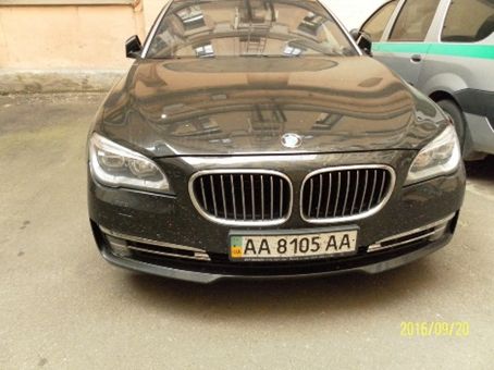 Автомобіль BMW 750LІ, реєстраційний № АА8105АА (рік випуску-2012, колір – чорний, пробіг – 167 187 км.), Навігаційна система, Срібні монети «Видатні Гетьмани України», Ag 999, вага 250 гр. за одиницю, в кількості 25 од.